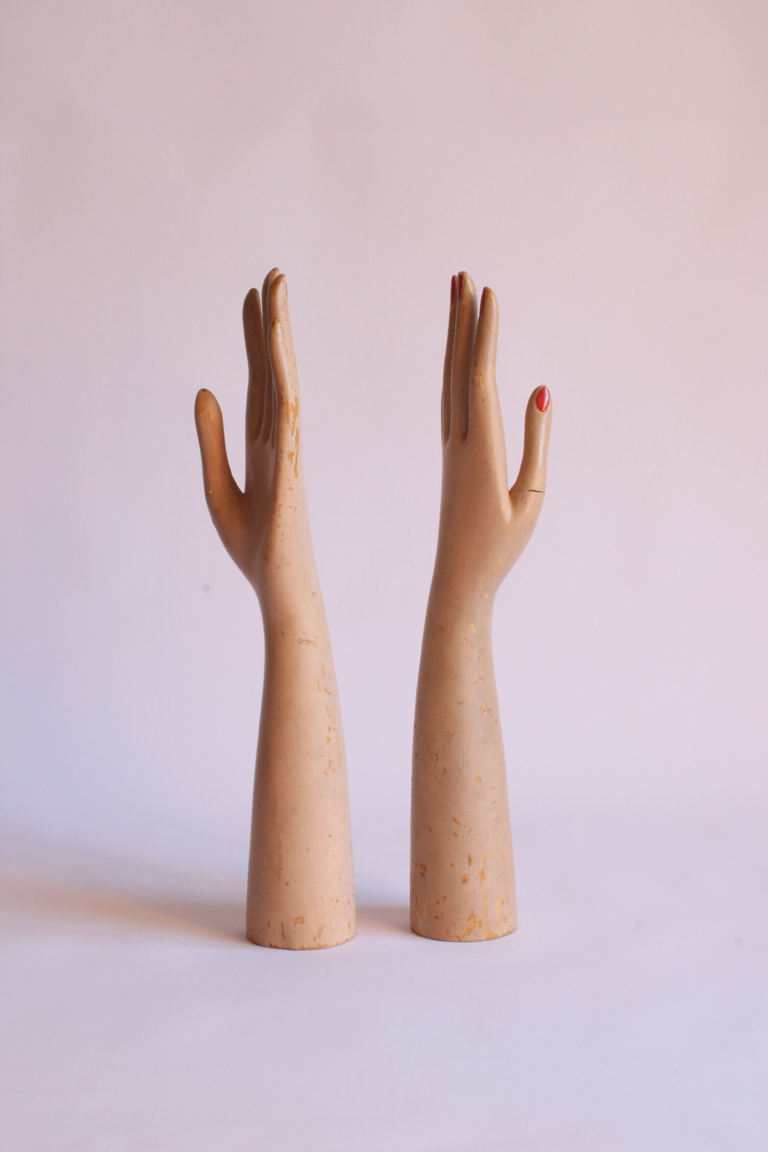 Gants en bois présentoirs de mannequins, années 1930, ensemble de 2.