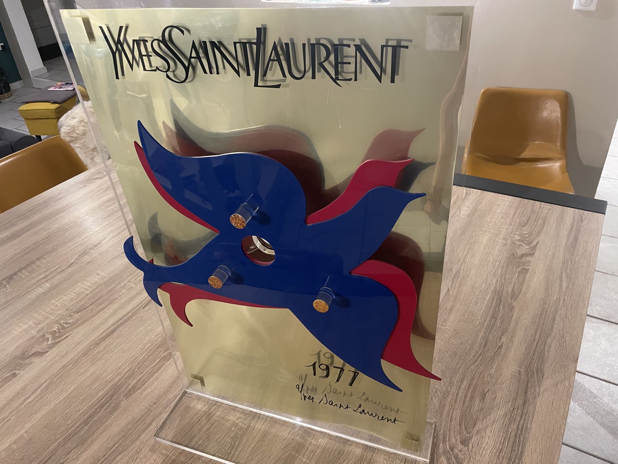 Présentoir Yves Saint Laurent 70s