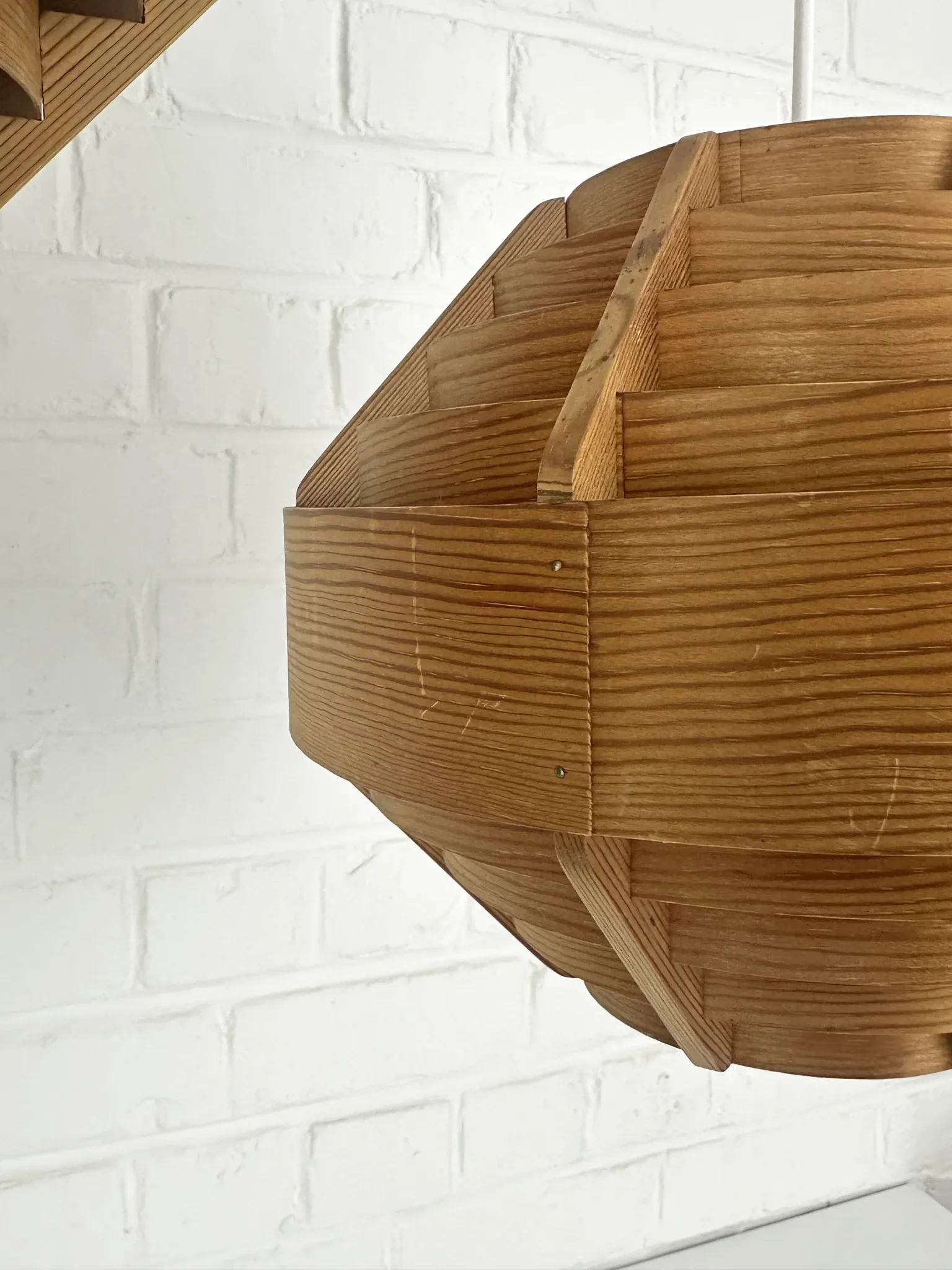 Pair of Hans-Agne Jakobsson pendant lights in pine veneer – AB Ellysett