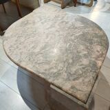 Table basse en marbre, forme goutte d'eau vieux rose