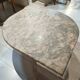 Table basse en marbre, forme goutte d'eau vieux rose