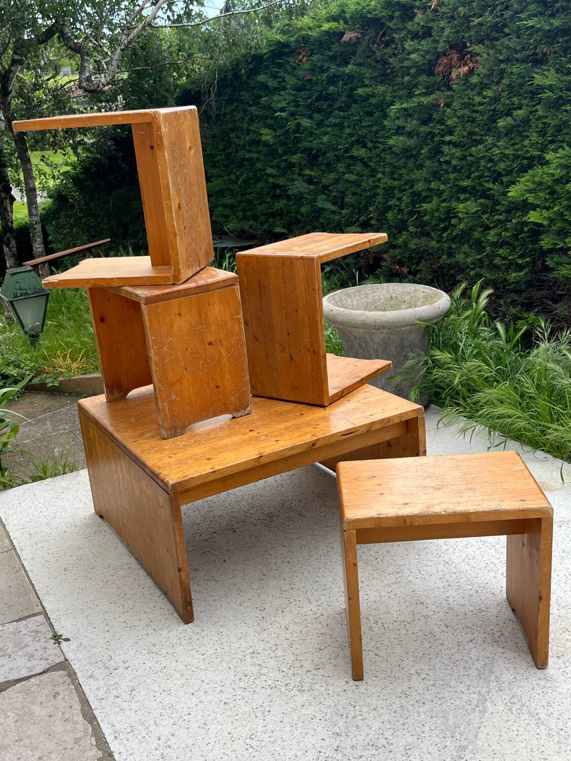 Coffee table and 4 stools set les arcs 1800 by Charlotte Perriand