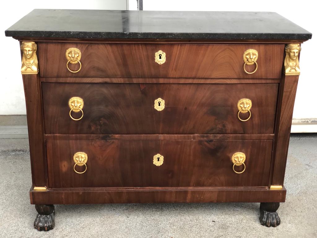Commode retour d’égypte en acajou pieds griffes époque empire