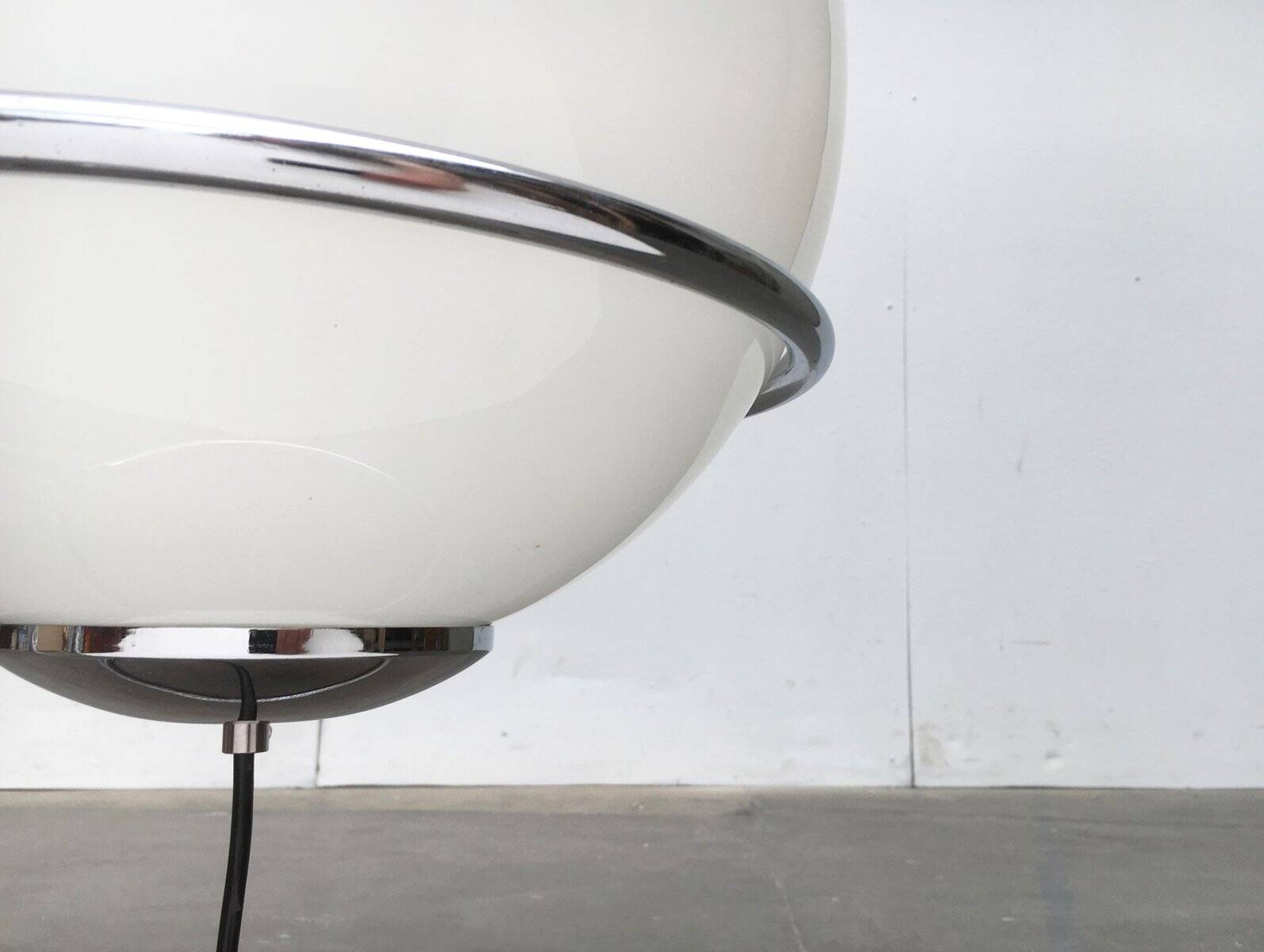 Vintage globe floor lamp in glass and chrome from the space age.