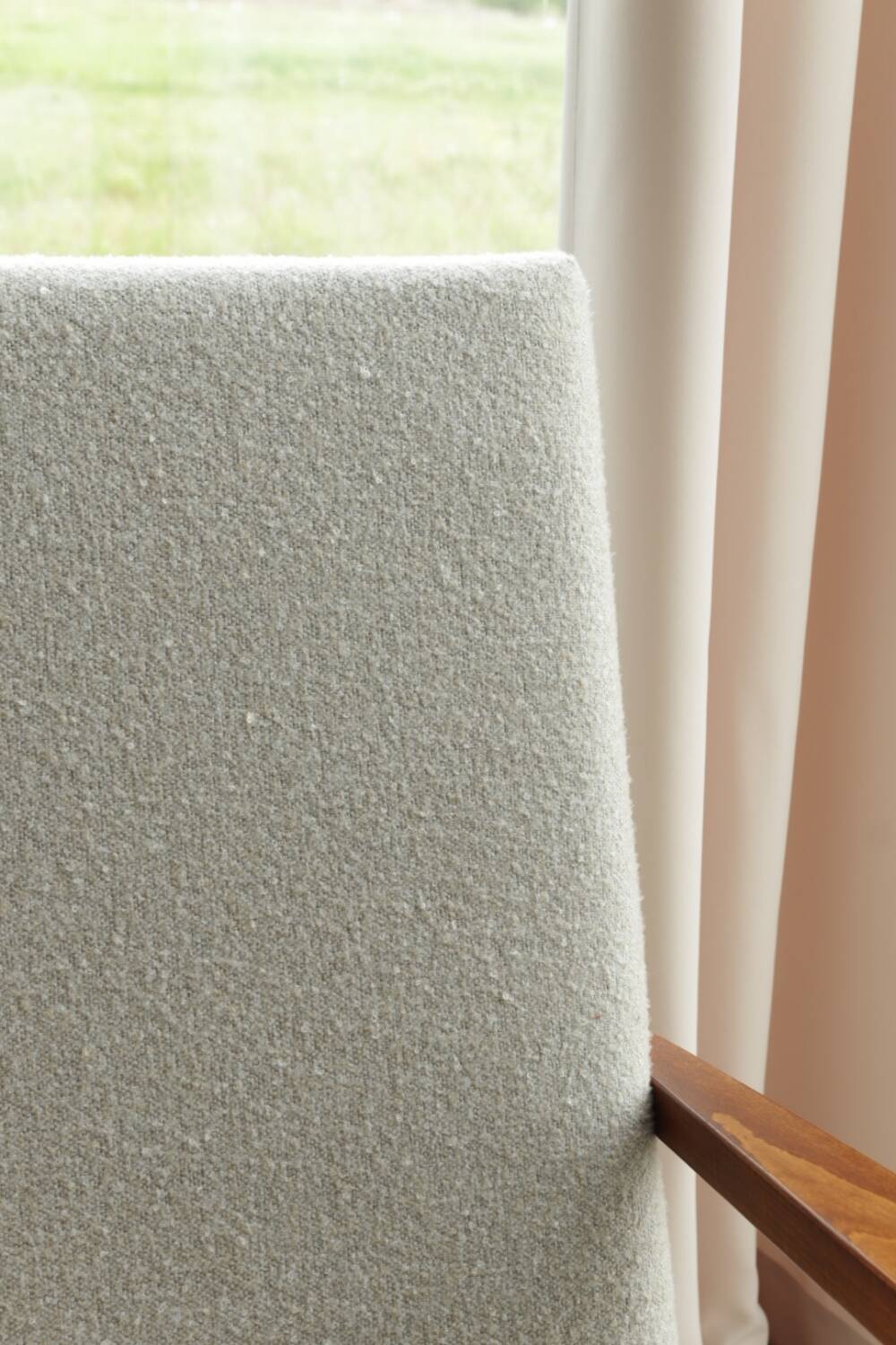 Fauteuil vintage blanc cassé bouclé zig Zag 1970
