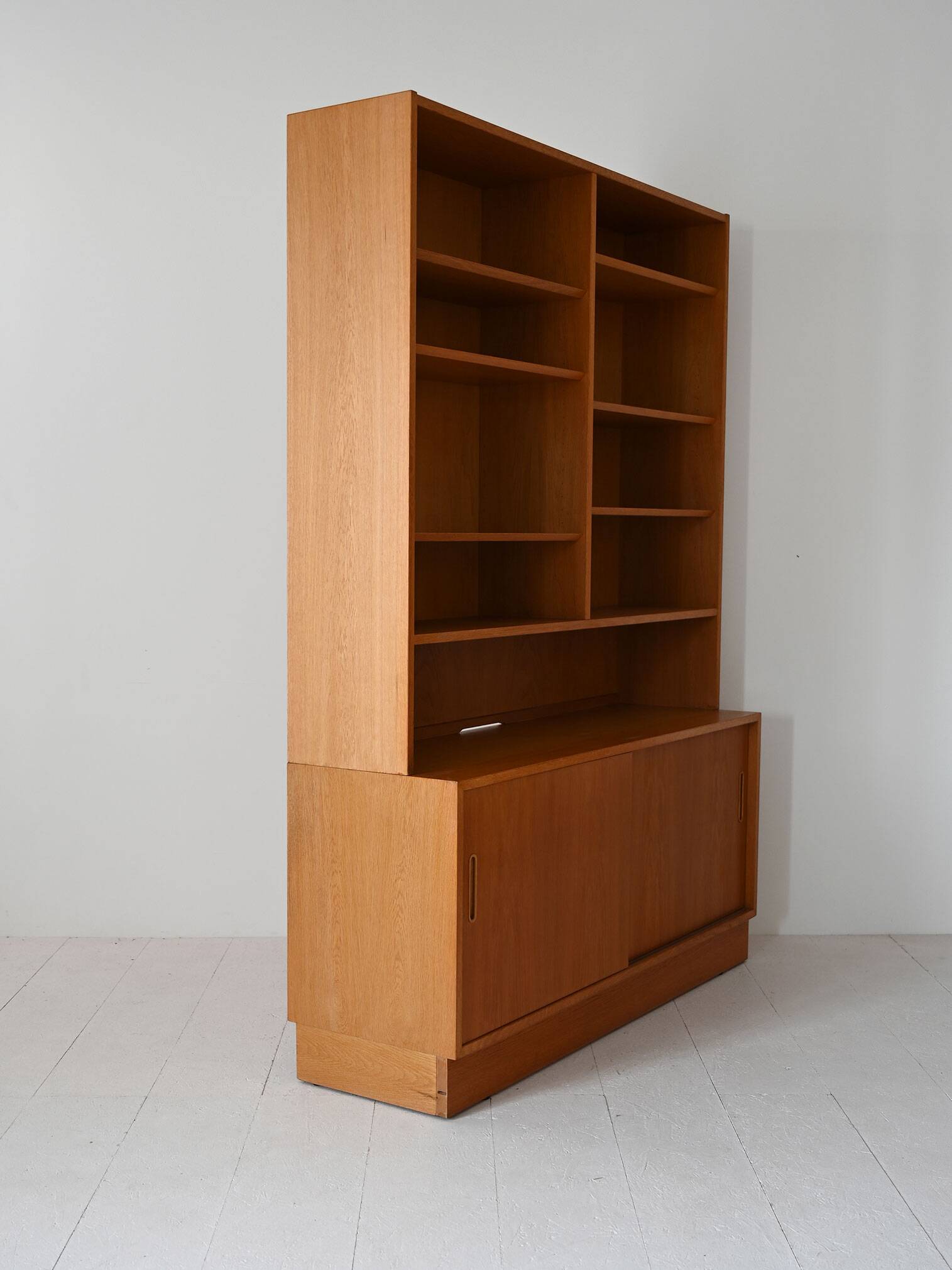 Bibliothèque scandinave avec compartiment de rangement