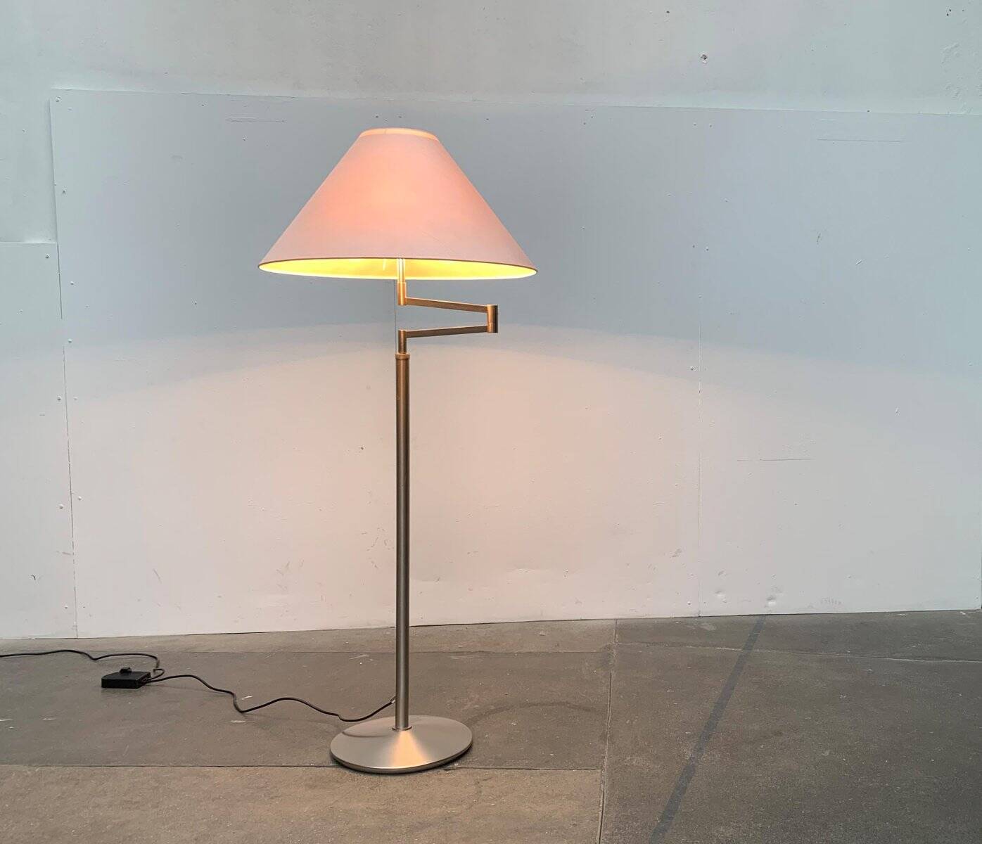 Adjustable floor lamp