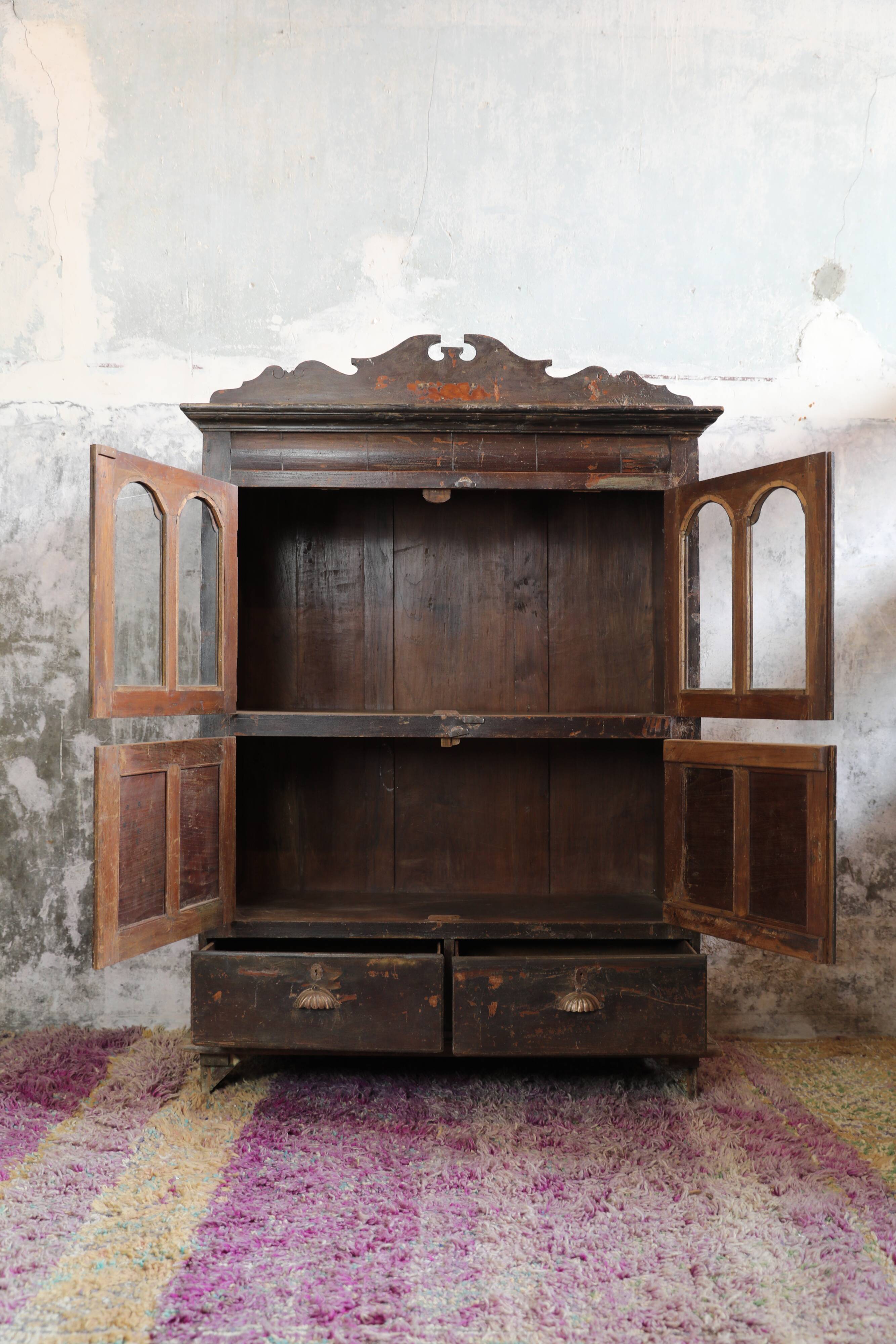 Carved high glazed sideboard with 1 shelf and 2 drawers