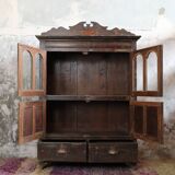 Buffet haut vitré sculpté avec 1 tablette et 2 tiroirs