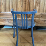 Curved wooden armchair from the late 19th/early 20th century.