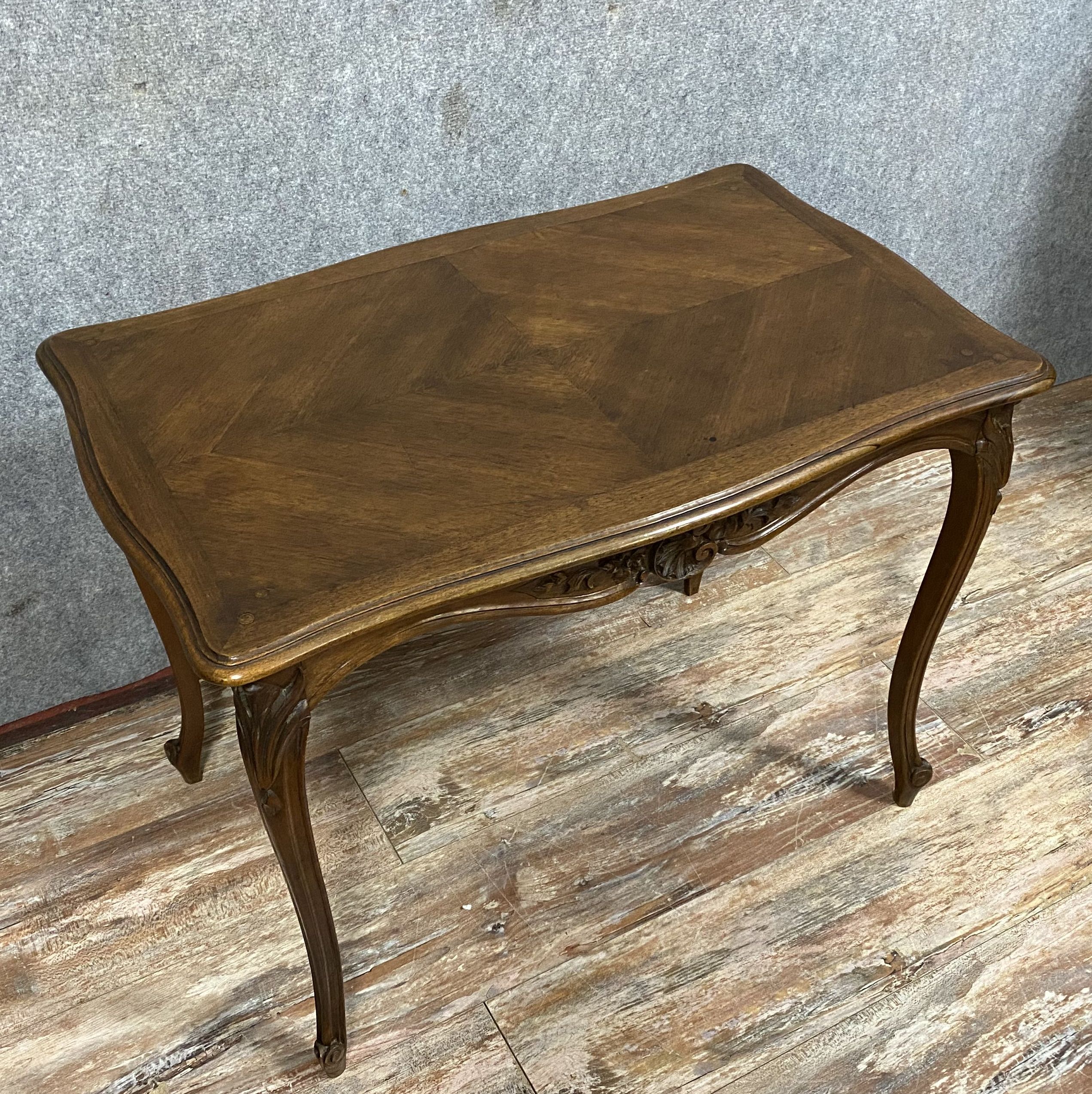 Table de salon Louis XV, rocaille en noyer vers 1850