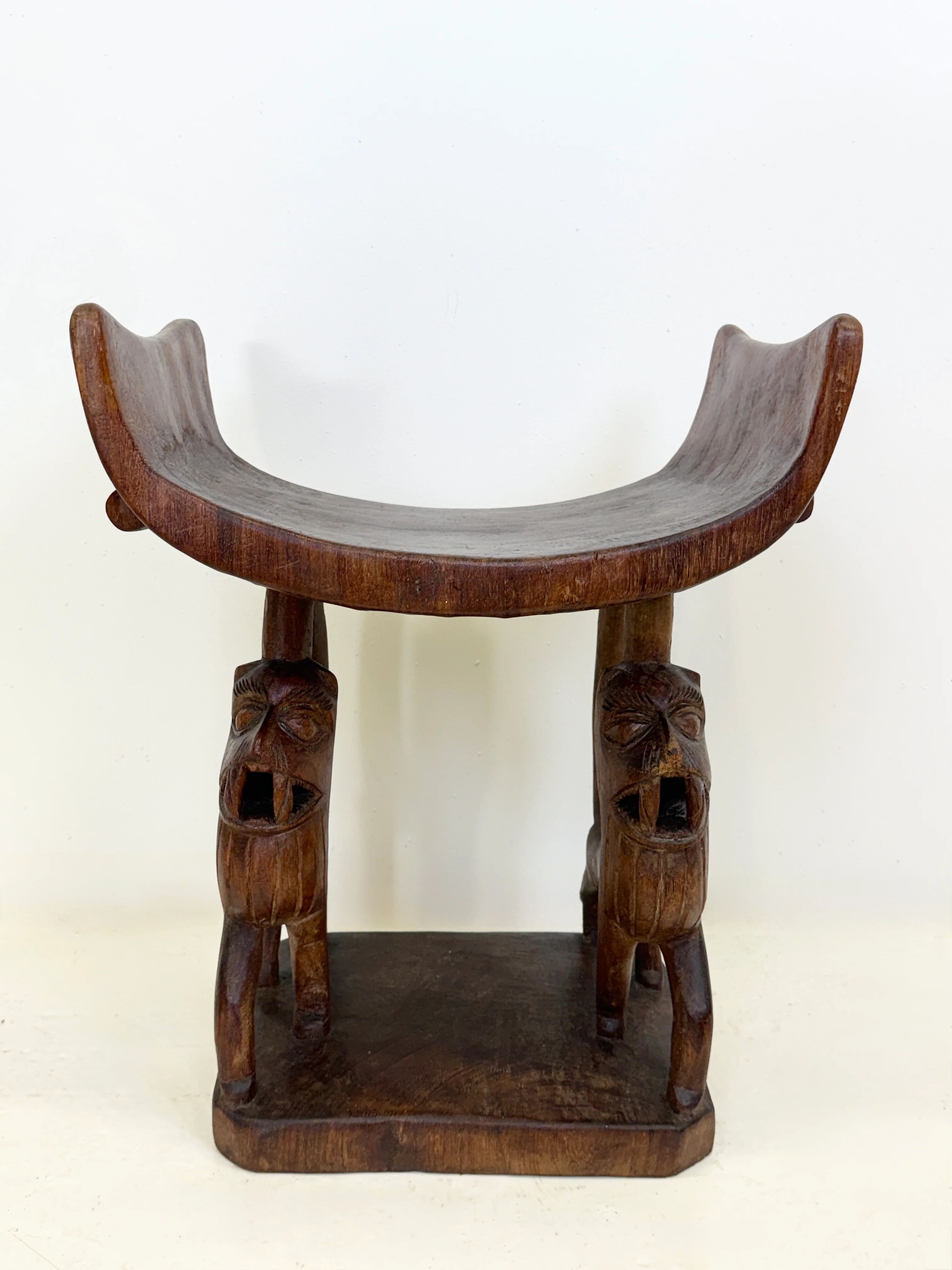 Trône royal "Fon" en bois sculpté – Bénin, XXᵉ siècle