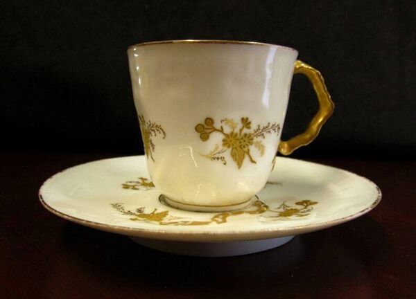 5 tasses à café anciennes en porcelaine de Limoges blanche et dorée, années 1890