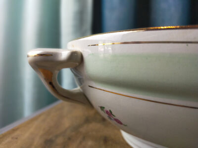 Salad bowl decorated with Poreylor flower