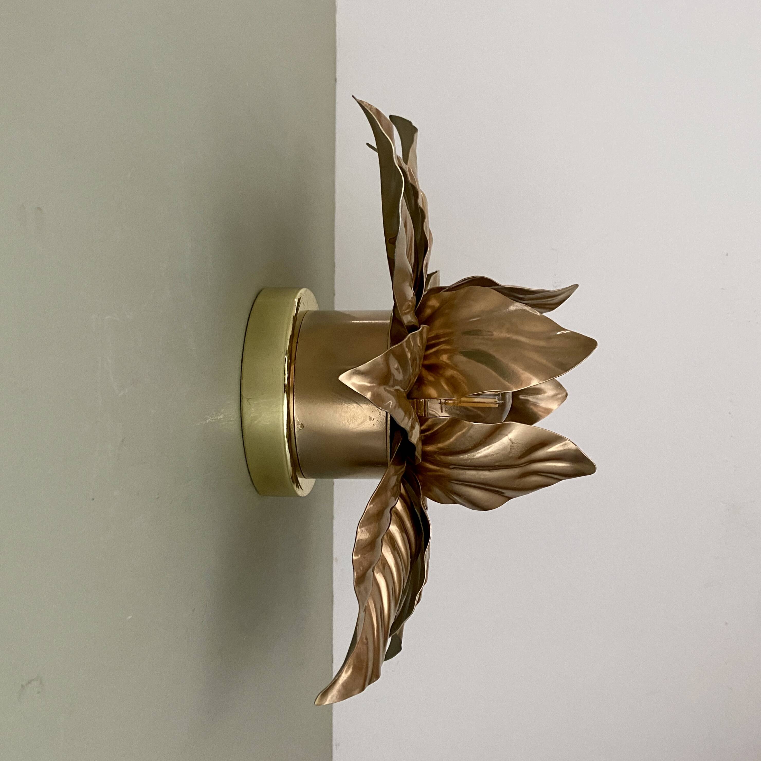 Vintage wall light in gold metal with leaf decorations