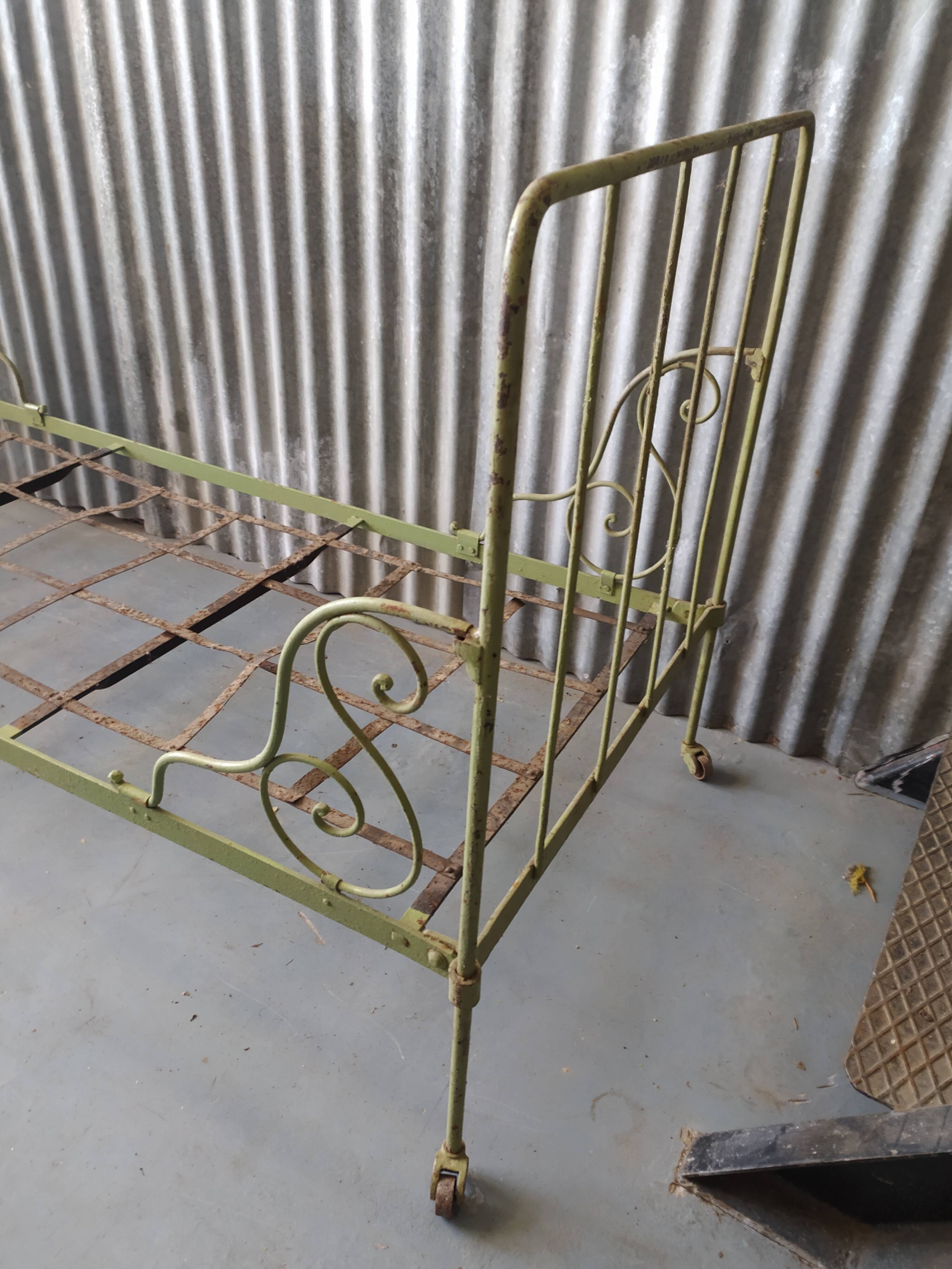 Wrought iron bench bed