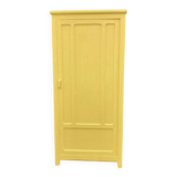 Simple yellow Parisian wardrobe