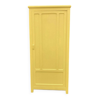 Simple yellow Parisian wardrobe