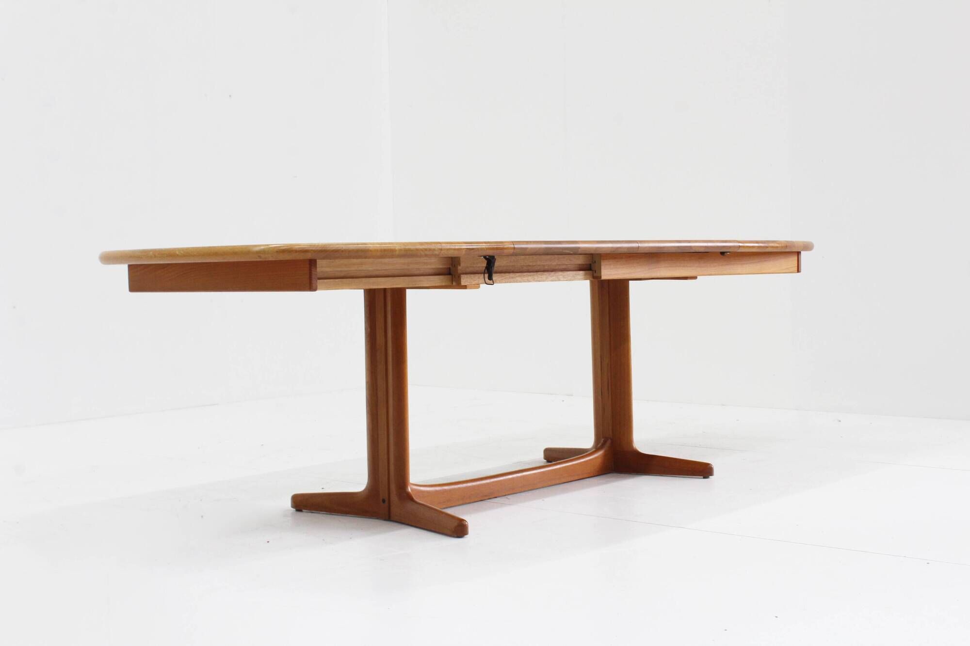 Table à manger ovale extensible vintage danoise en teck massif des années 1960