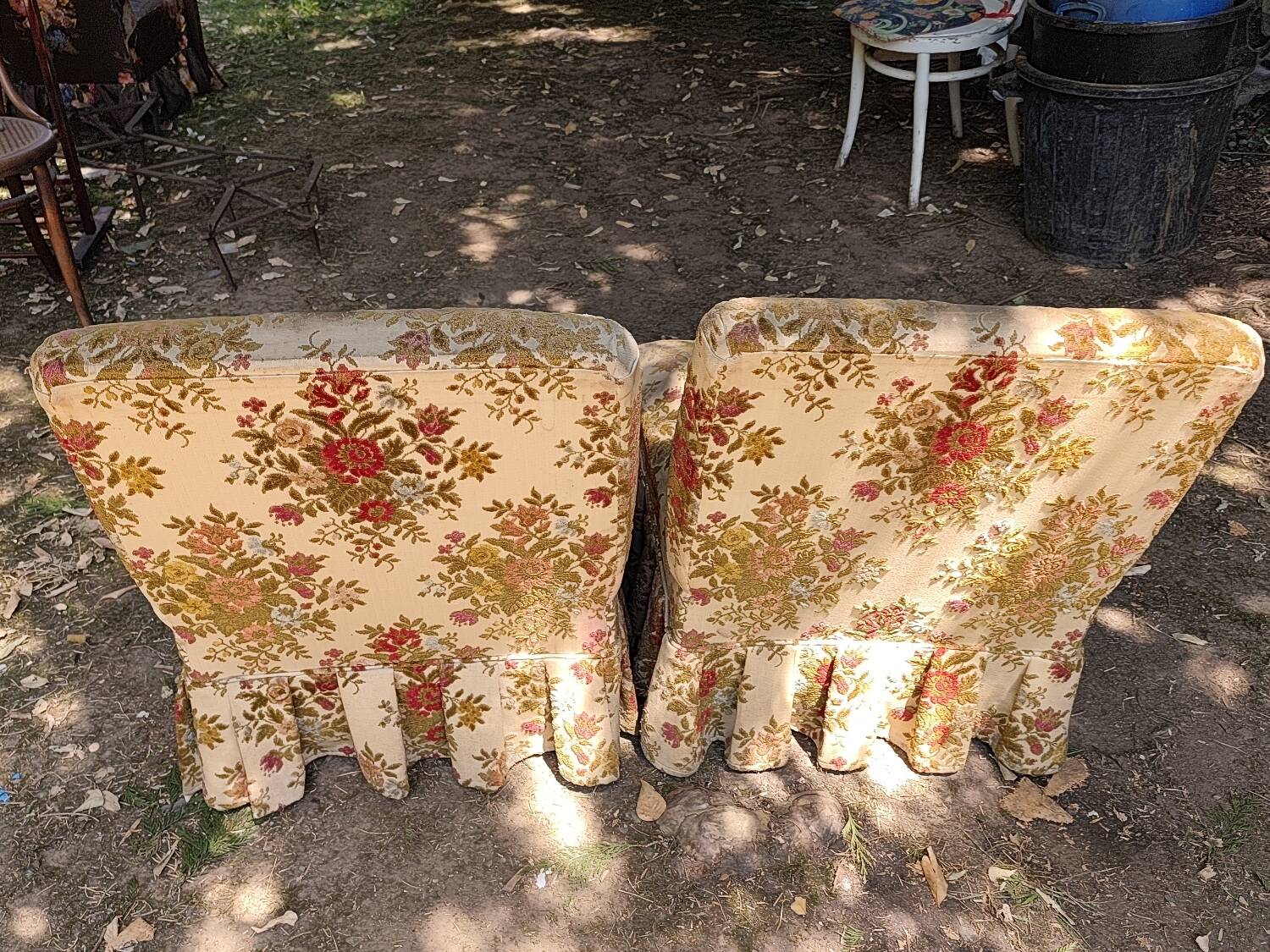 Lot de 2 chaises sans accoudoirs style vintage, tissu fleuri et jupe