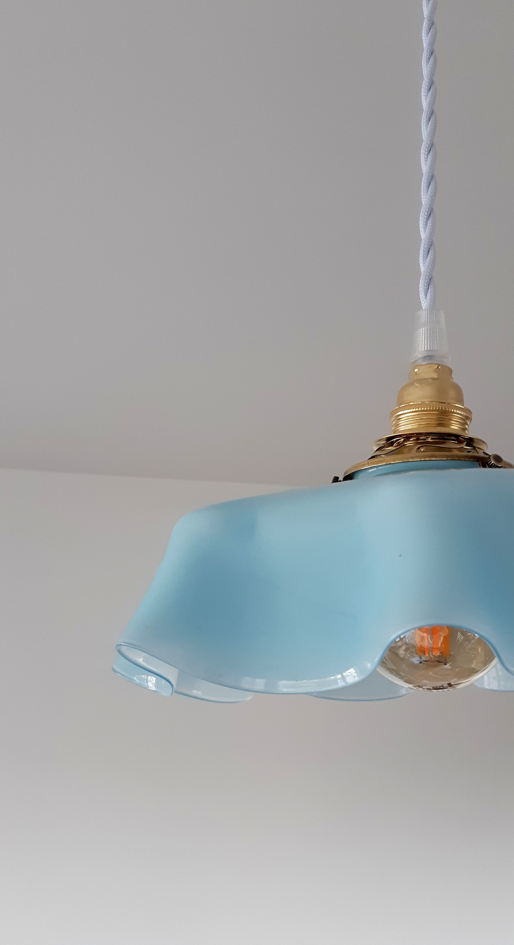 Blue opaline suspension