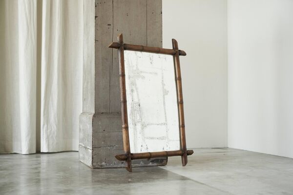 Grand miroir faux bambou en bois massif et miroir patiné, début XXe siècle
