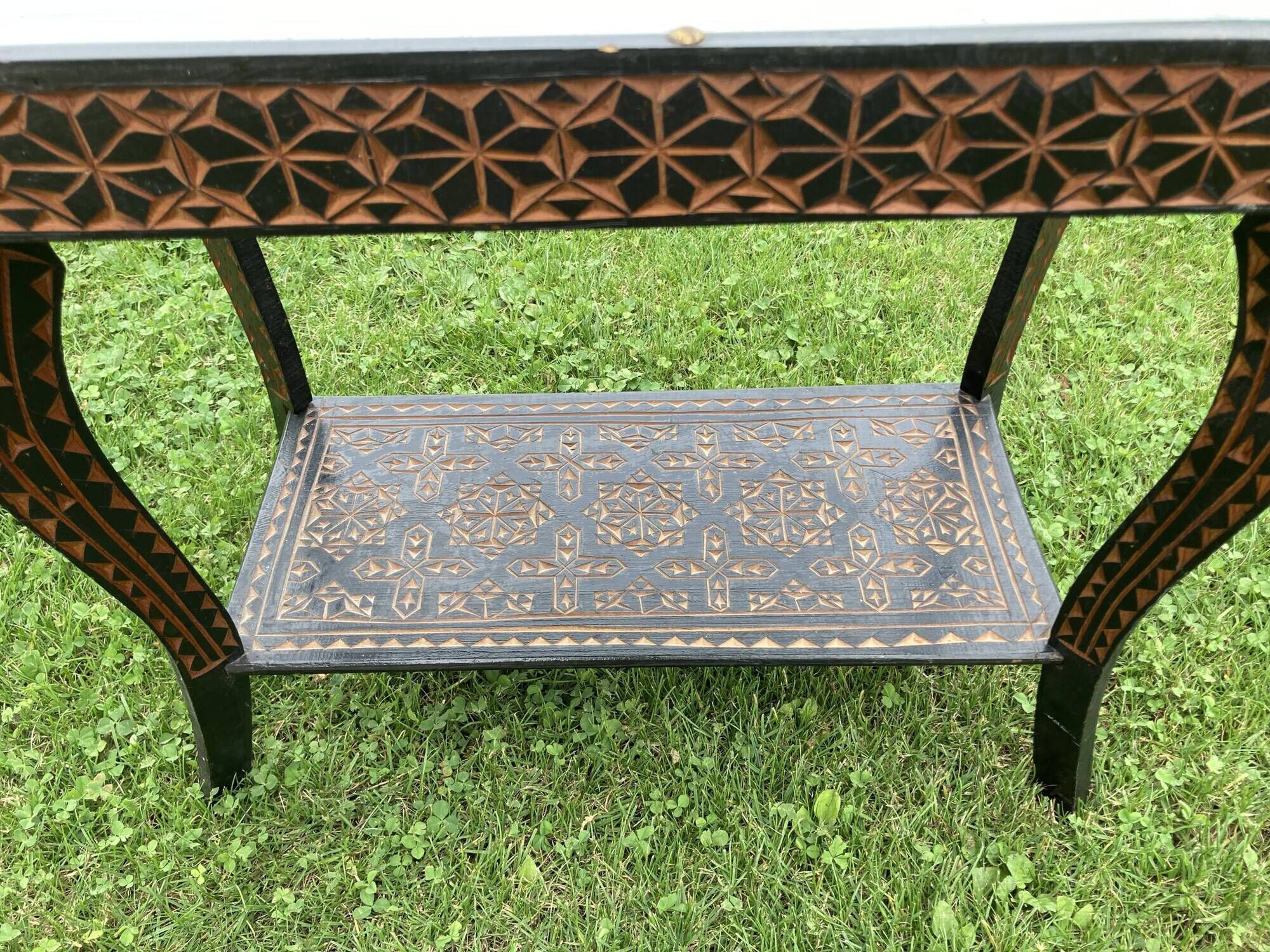 Carved wooden quadrupedal pedestal table