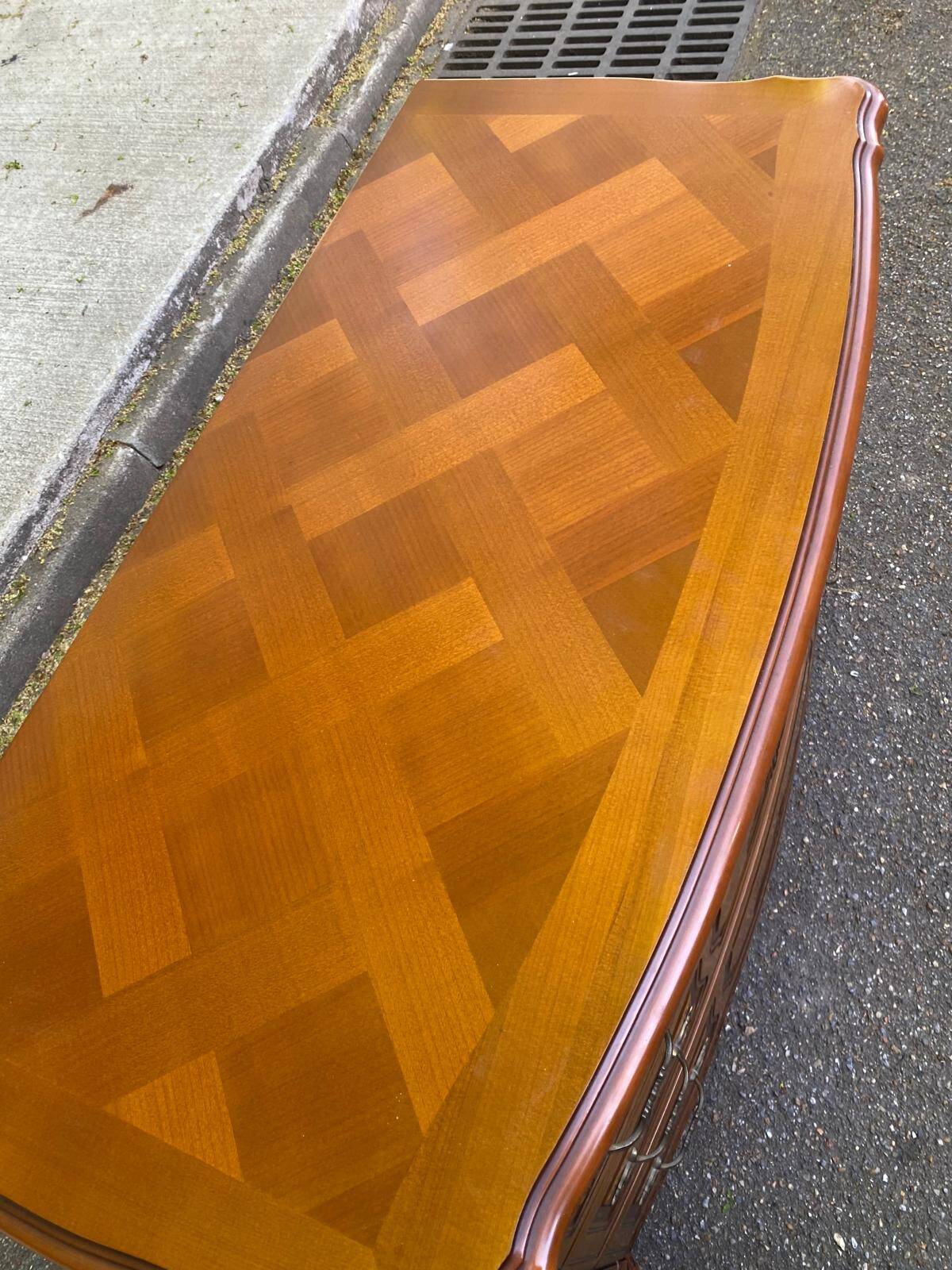 Curved bow commode Louis XV in solid wood and marquetry from the 1960s of the 20th century.
