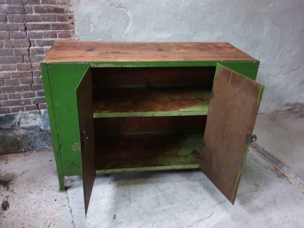 Comptoir industriel en acier vert