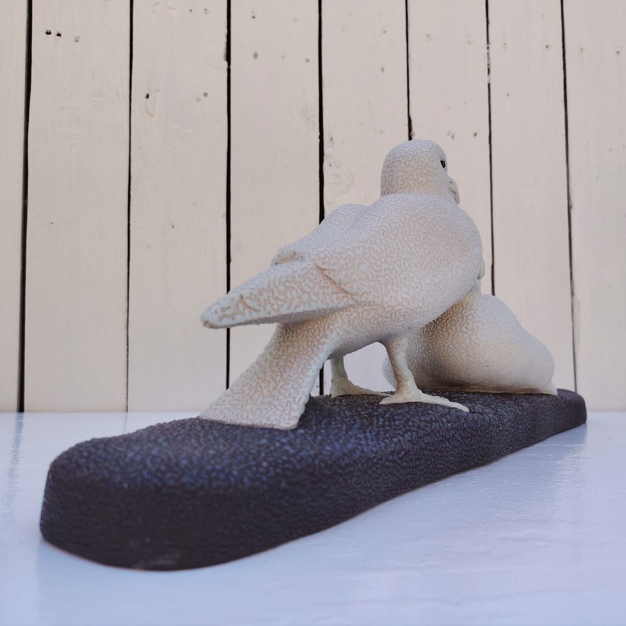 Pair of seagulls in Sèvres porcelain, crinkled glaze.