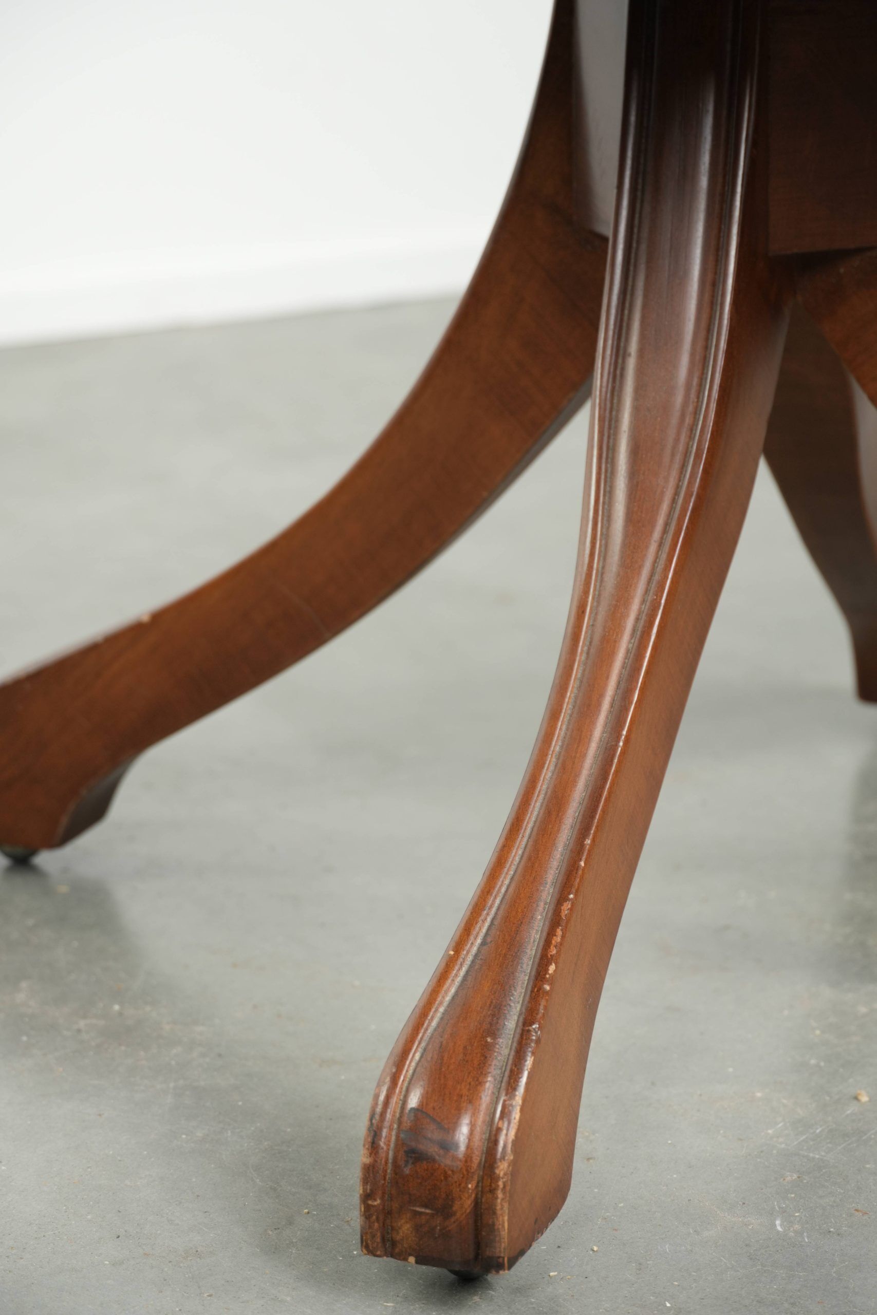 Rotating English style Chesterfield office chair in brown cow leather