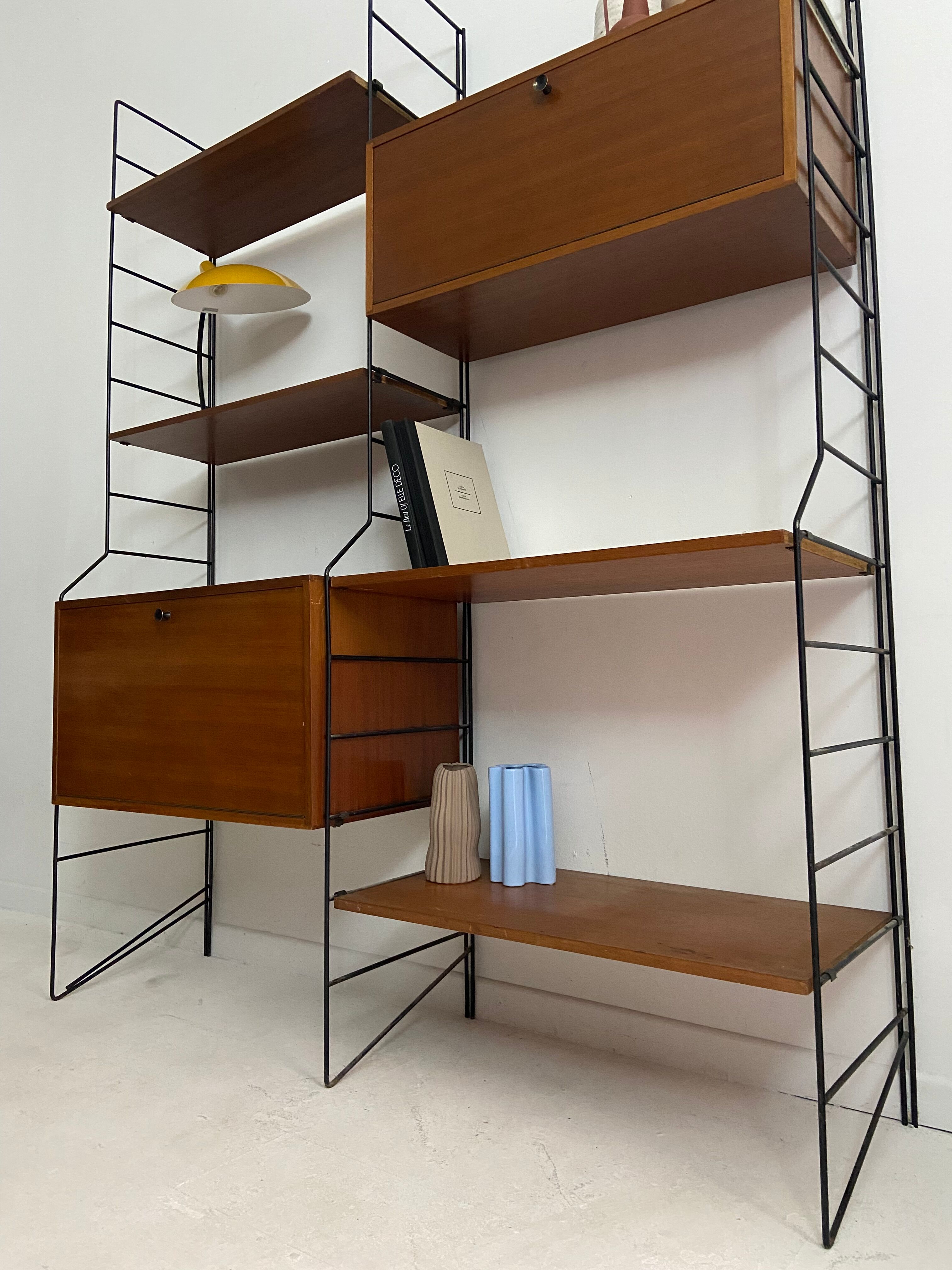 Bibliothèque vintage string en métal et teck