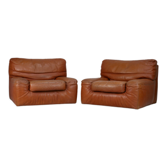 Gerard Guermonprez, pair of wide leather armchairs "fawn", France, circa 1975
