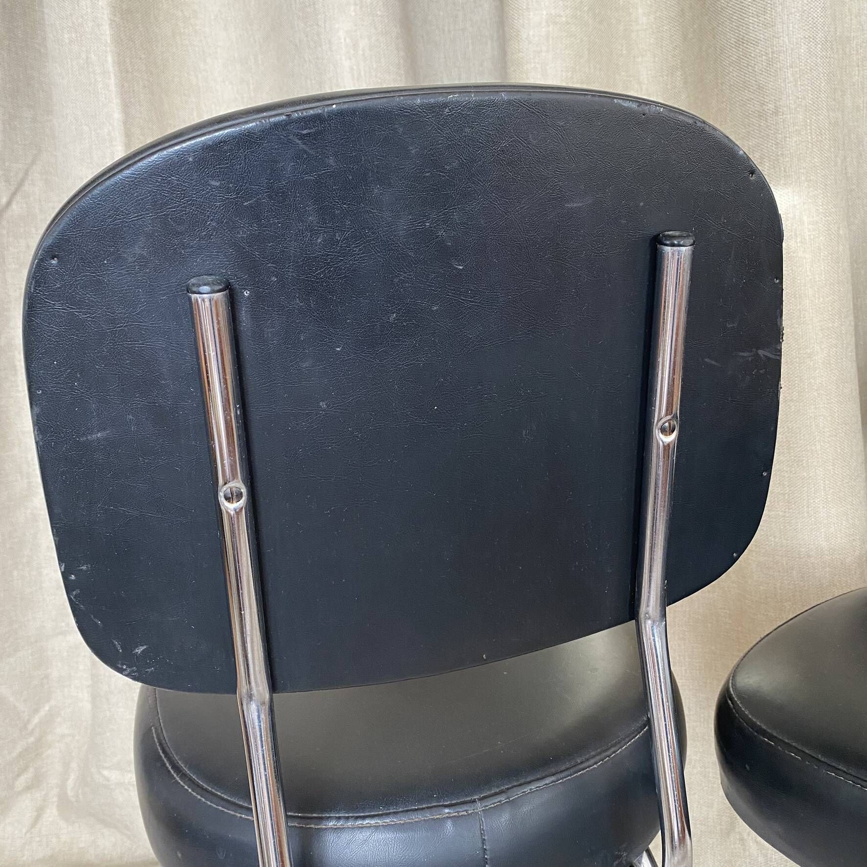 Vintage chairs in chrome and faux leather from the 60s-70s.