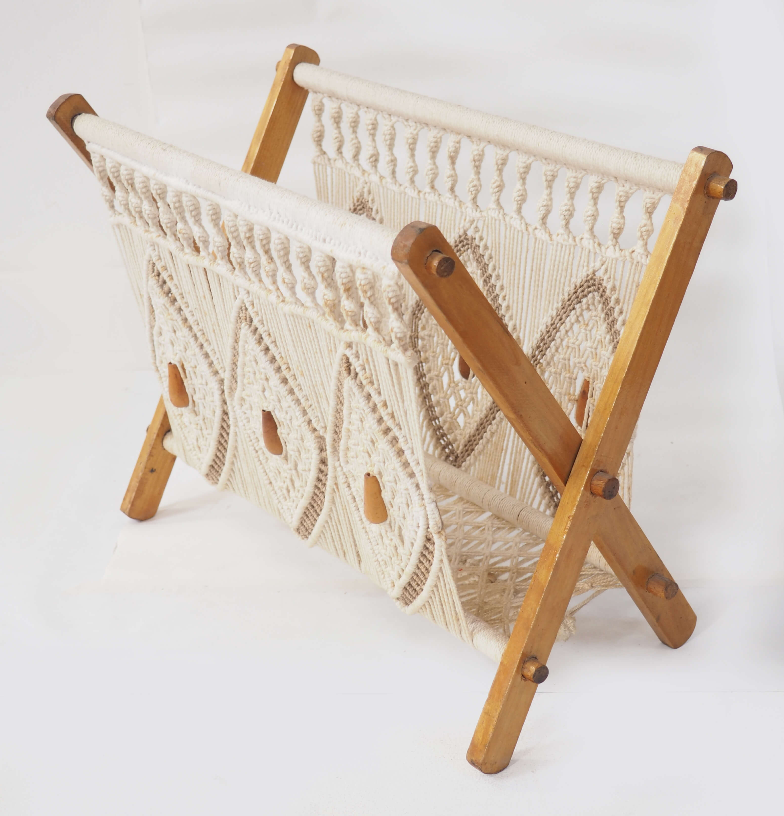 Macramé magazine holder
