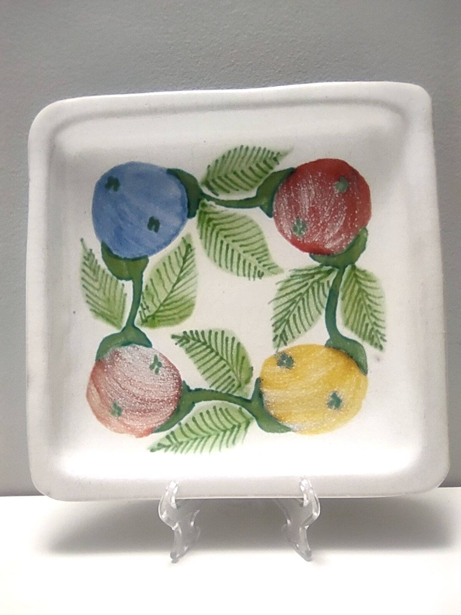 Ensemble de six assiettes carrées vintage en faïence fabriquées à la main par De Simone, Italie