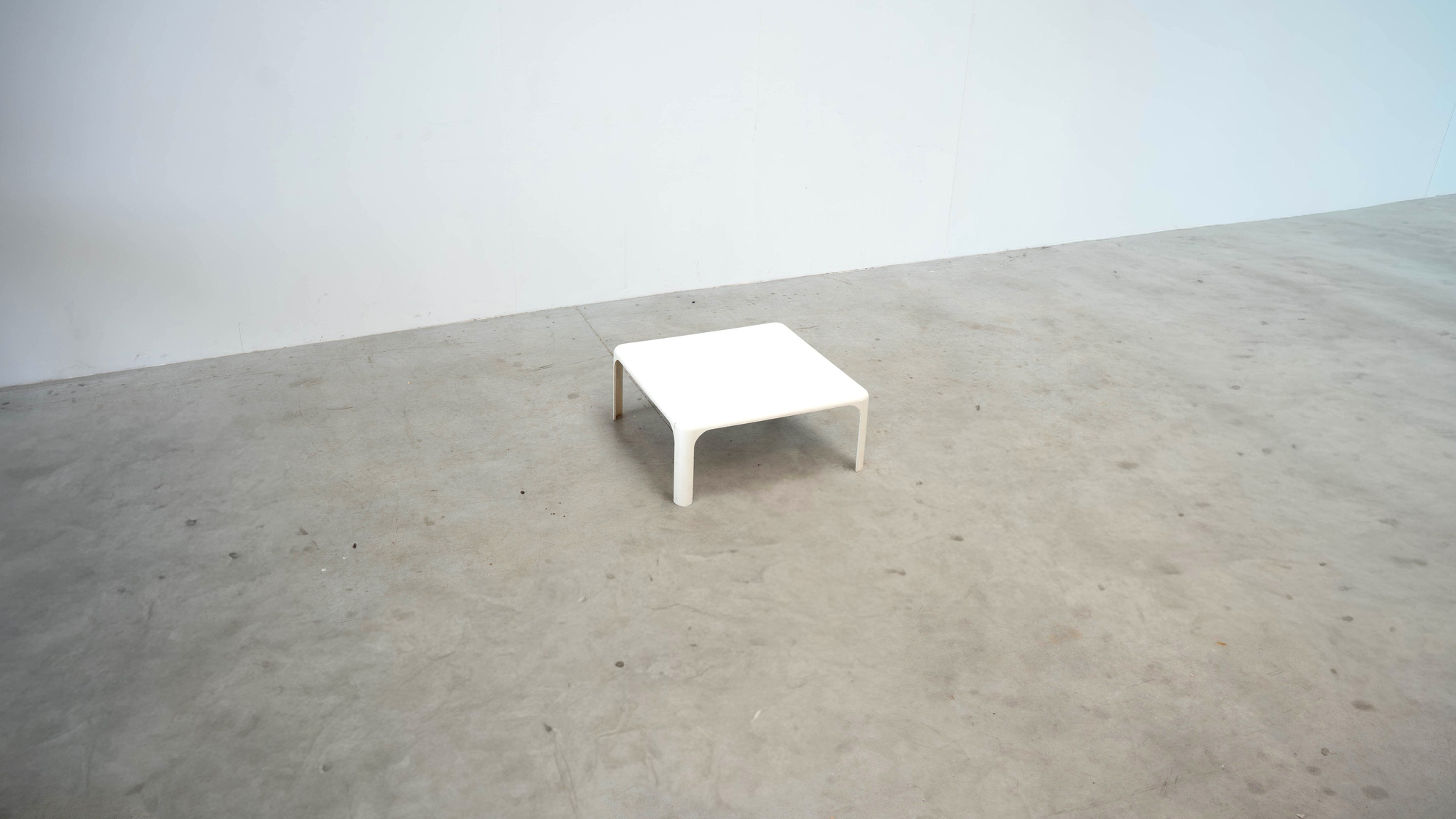 Table basse par Vico Magistretti pour Artemide