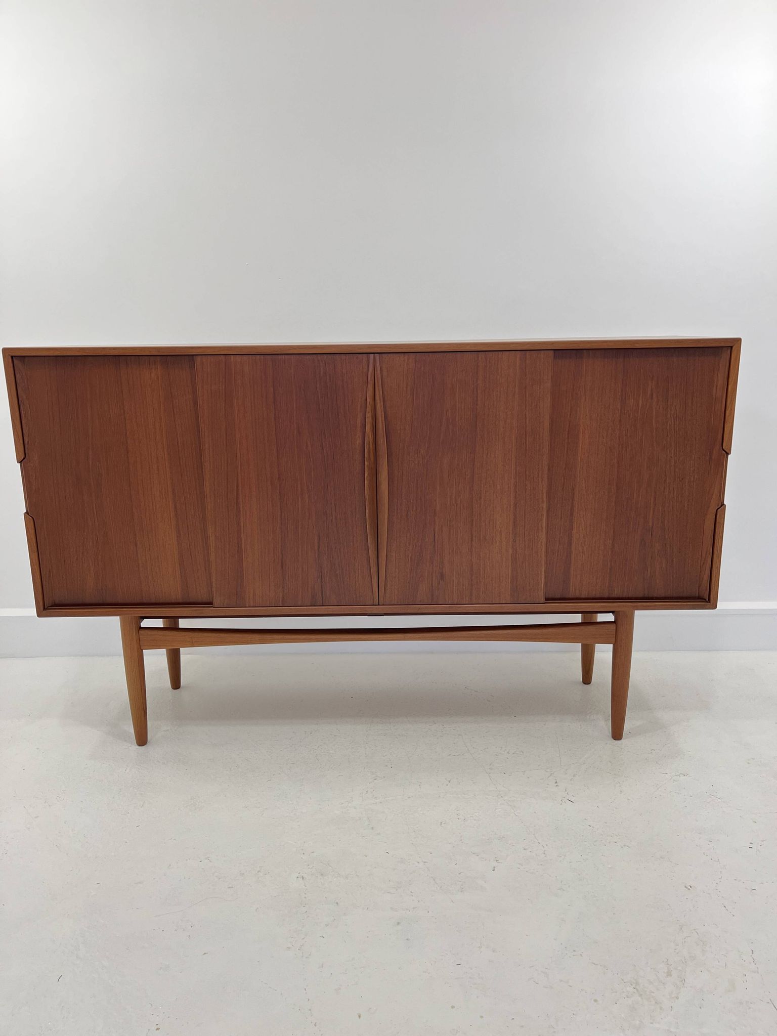 Buffet en teck avec portes coulissantes, 1965