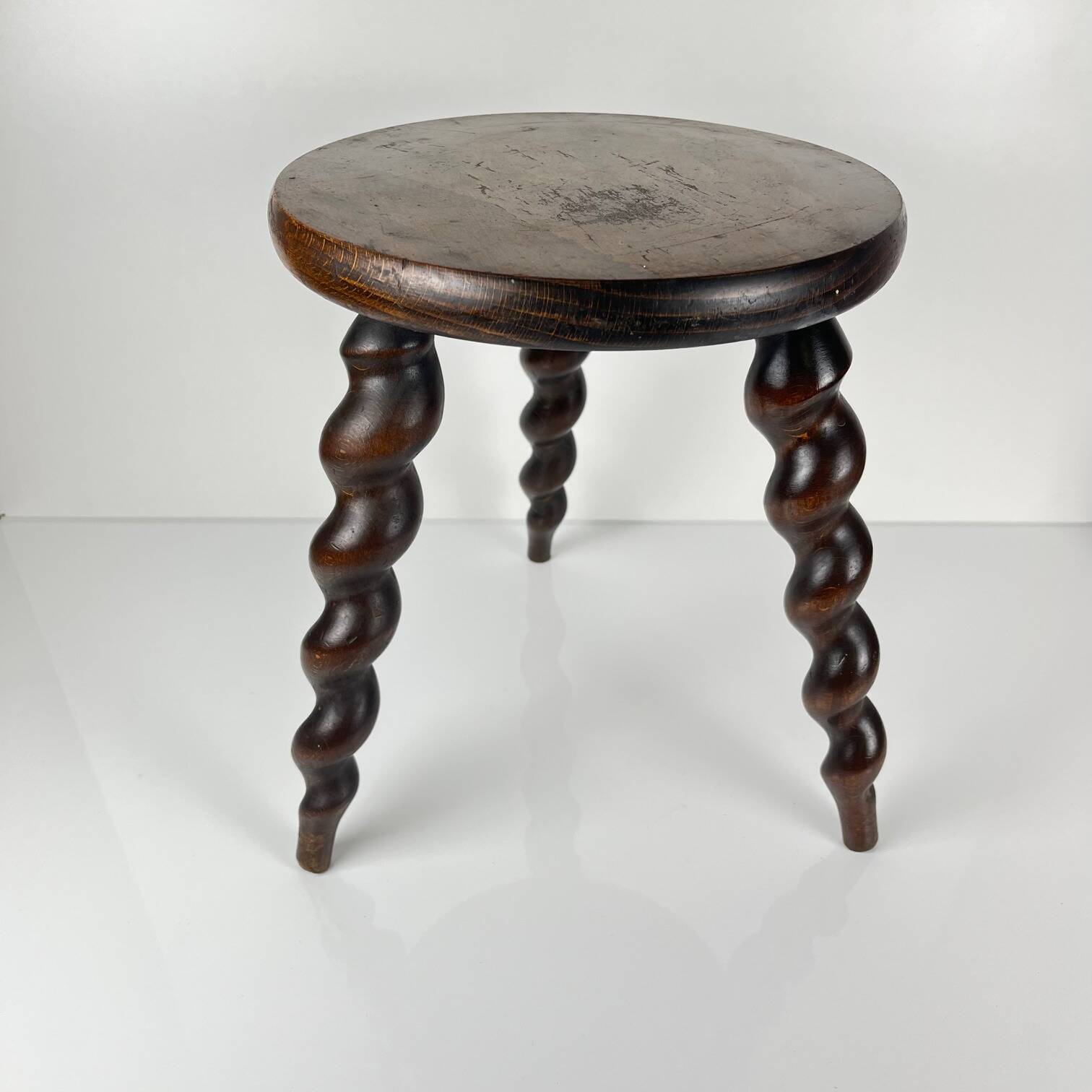 Tabouret ancien en bois massif à pieds torsadés, début XXe