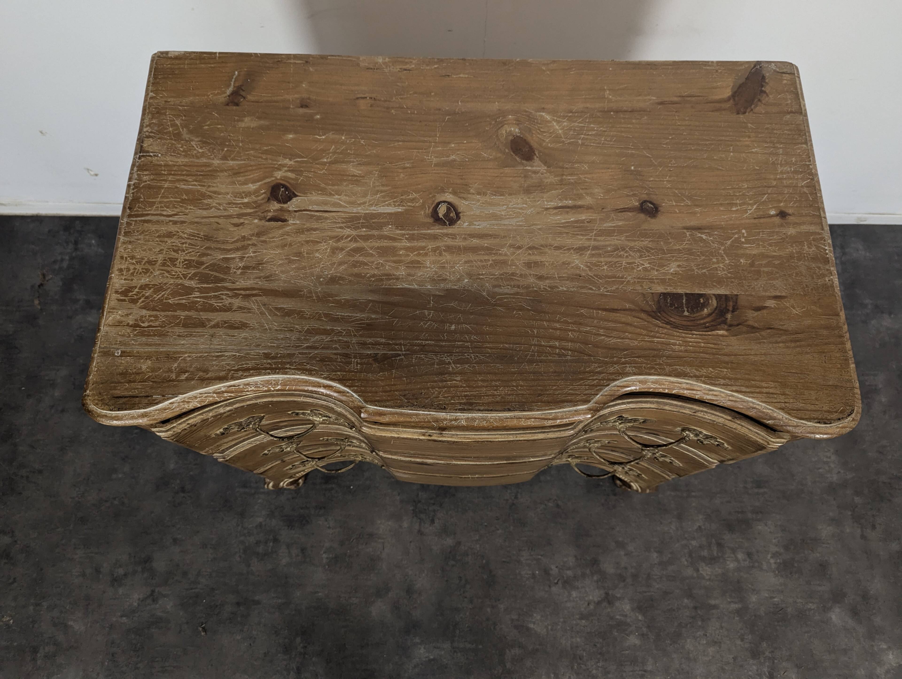 Commode de style Directoire en pin césuré