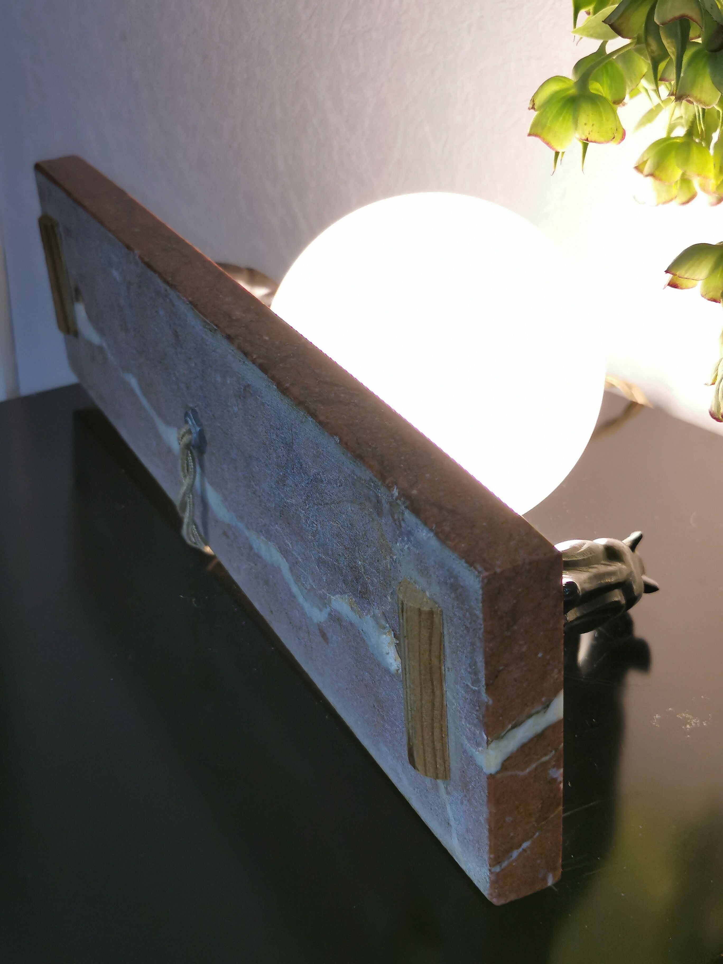 Art deco lamp, marble, globe, opaline and greyhounds in regulation, 1930