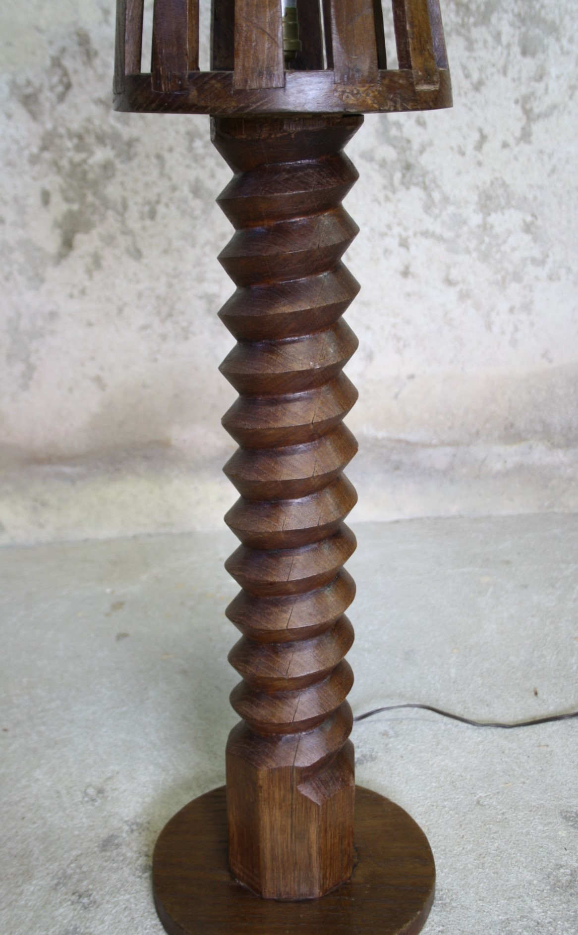 Press screw floor lamp