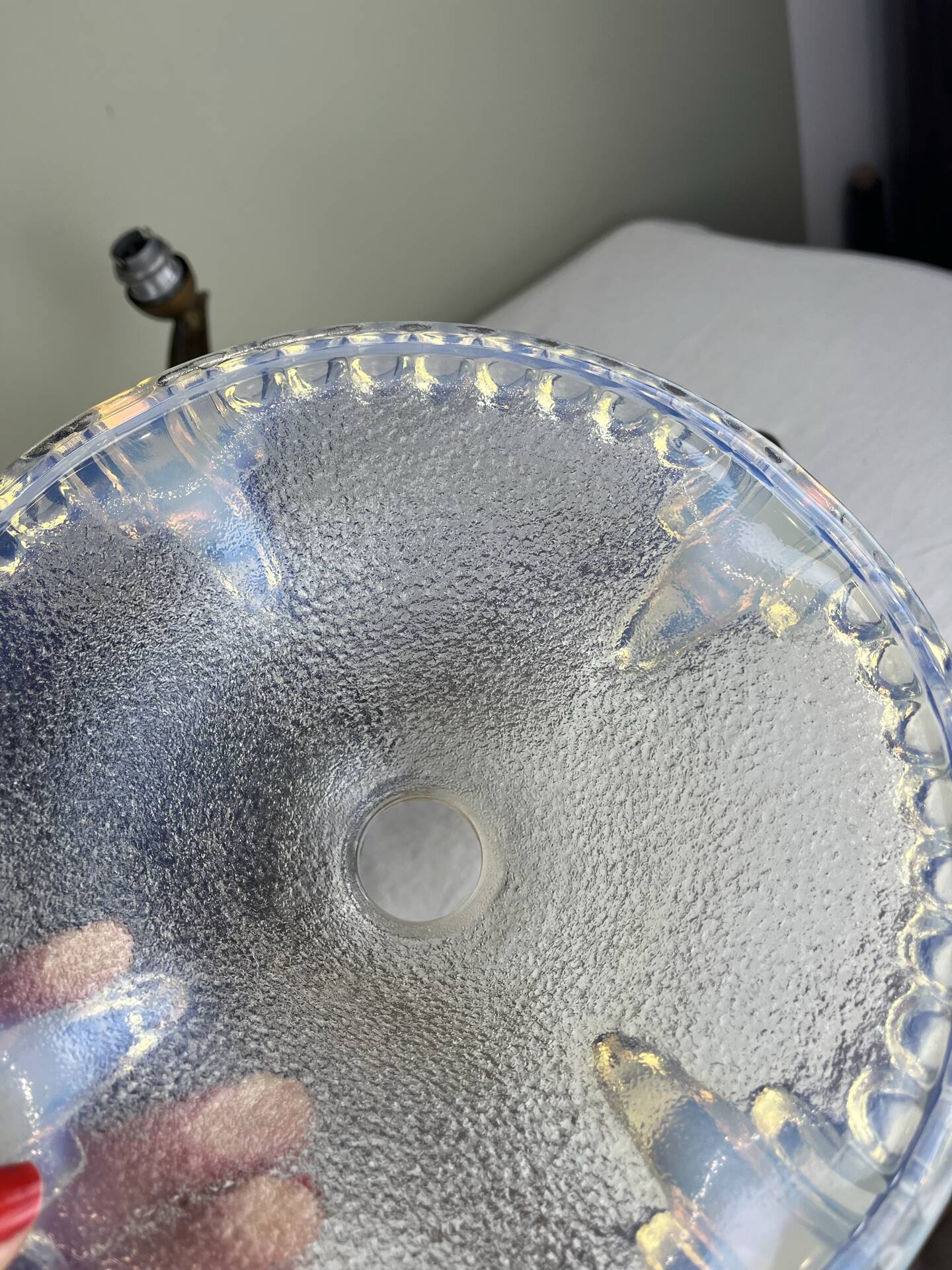 Lustre moderniste français en bois, laiton et verres opalescents