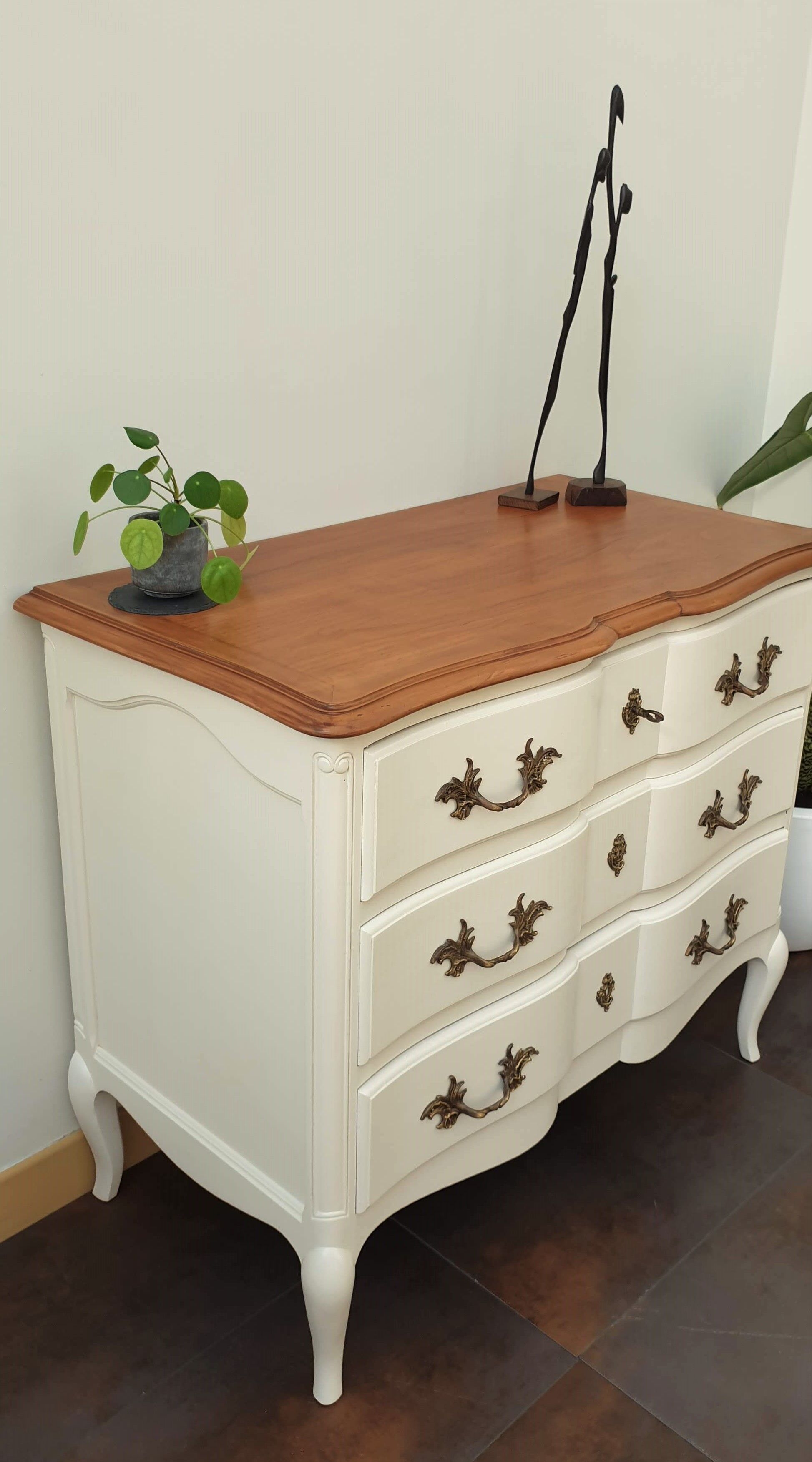 Creme white chest of drawers