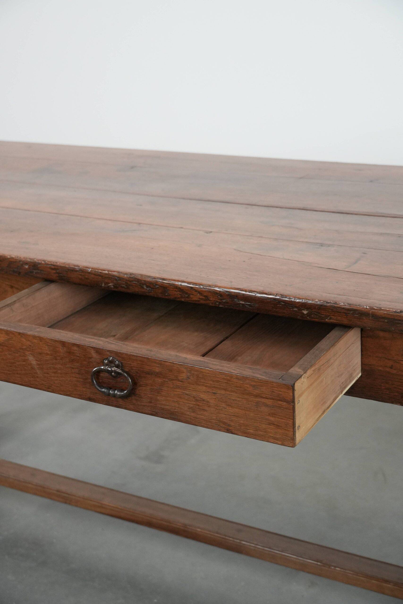 Grande table à manger antique française pour 6 à 8 personnes.