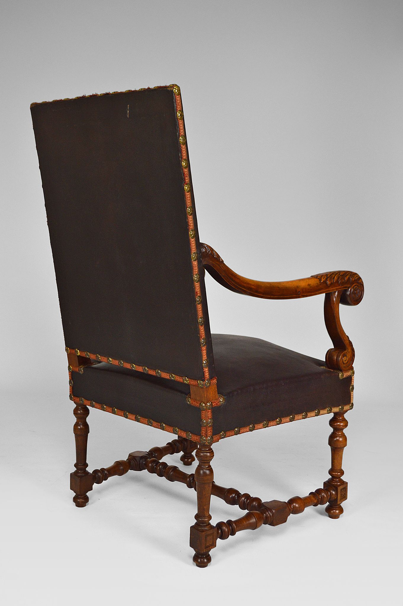 Fauteuil de bureau Louis XIII en cuir et noyer sculpté vers 1860
