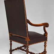 Fauteuil de bureau Louis XIII en cuir et noyer sculpté vers 1860