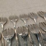 12 silver-plated oyster forks with rocaille ribbon decoration, 13.7 cm