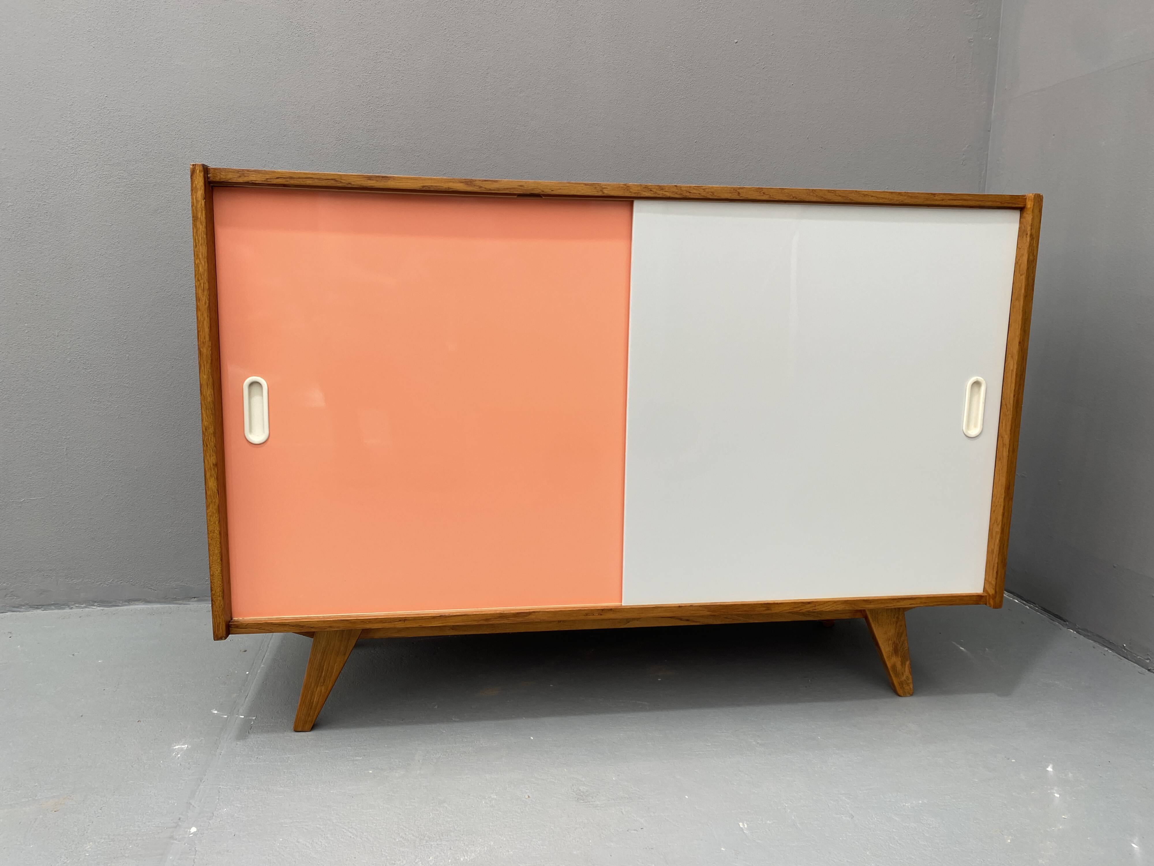 Buffet du milieu du siècle entièrement restauré U-452 par Jiří Jiroutek, années 1960, Tchécoslovaquie