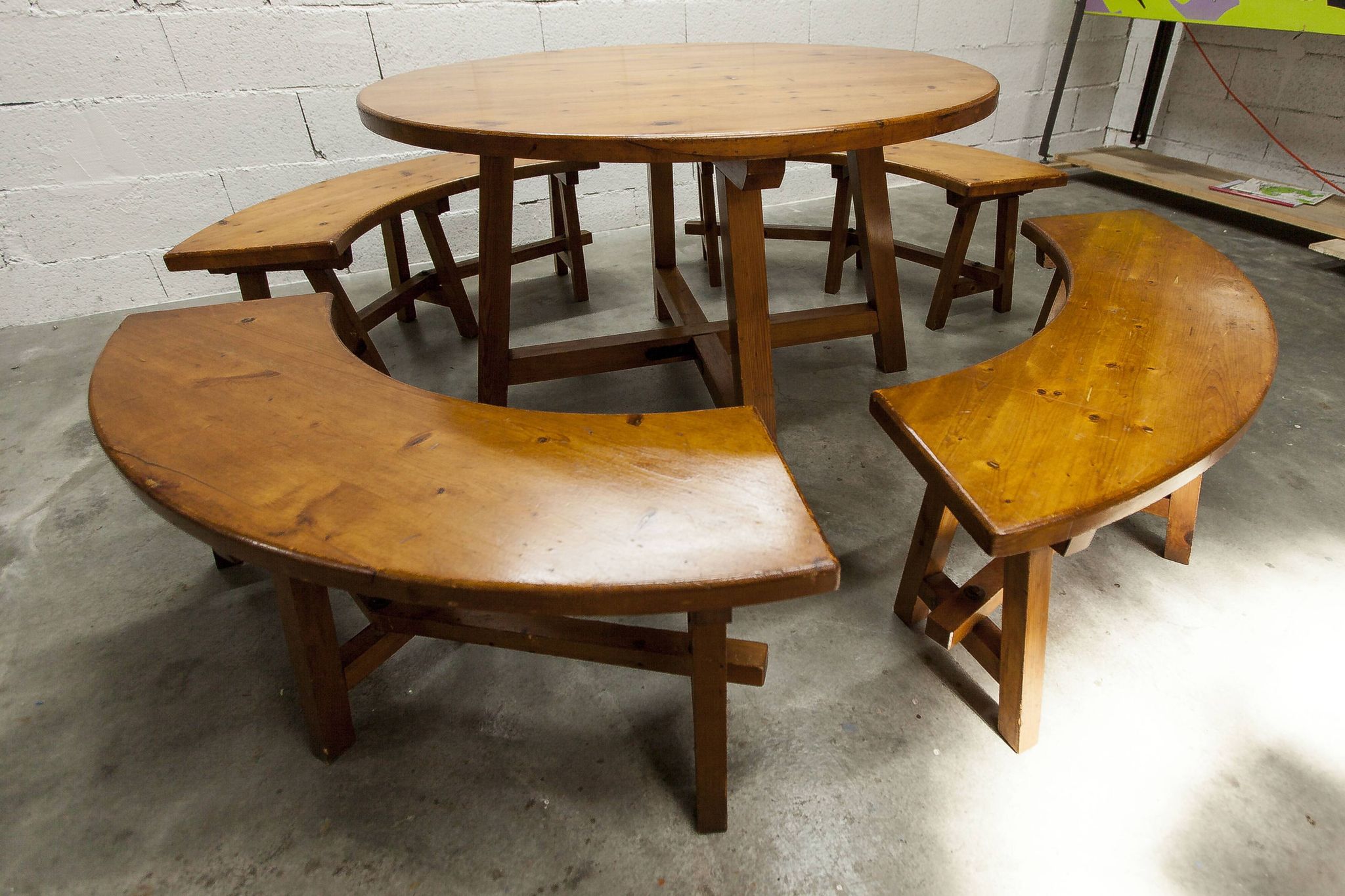 Brutalist ensemble round table 113cm and its 4 rounded stools 1960